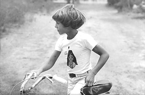 Claudia Cardinale'nin oğlu Patrizio'nun bisiklete binerken çekilmiş vintage fotoğrafı.