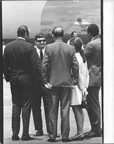 Pierre Salinger'ın (John F. Kennedy'nin eski basın sekreteri) uçaktan ayrılmadan önce Los Angeles havaalanındaki insanlarla