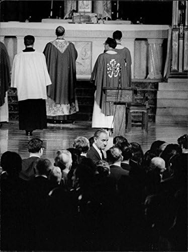Robert FrancisBobby Kennedy'nin cenazesi için kilisede toplanan insanların vintage fotoğrafı.